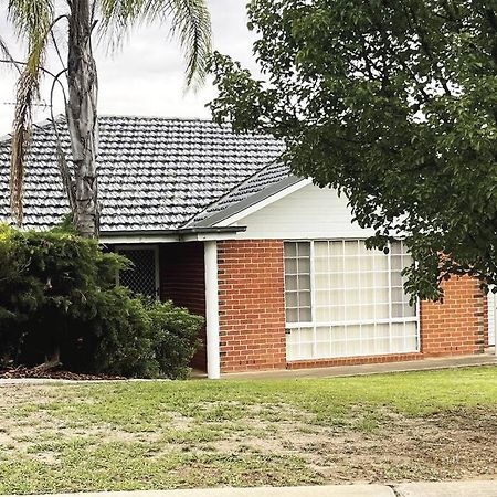 Suburban Bliss - Elegant Villa 2 Wagga Wagga Exterior photo