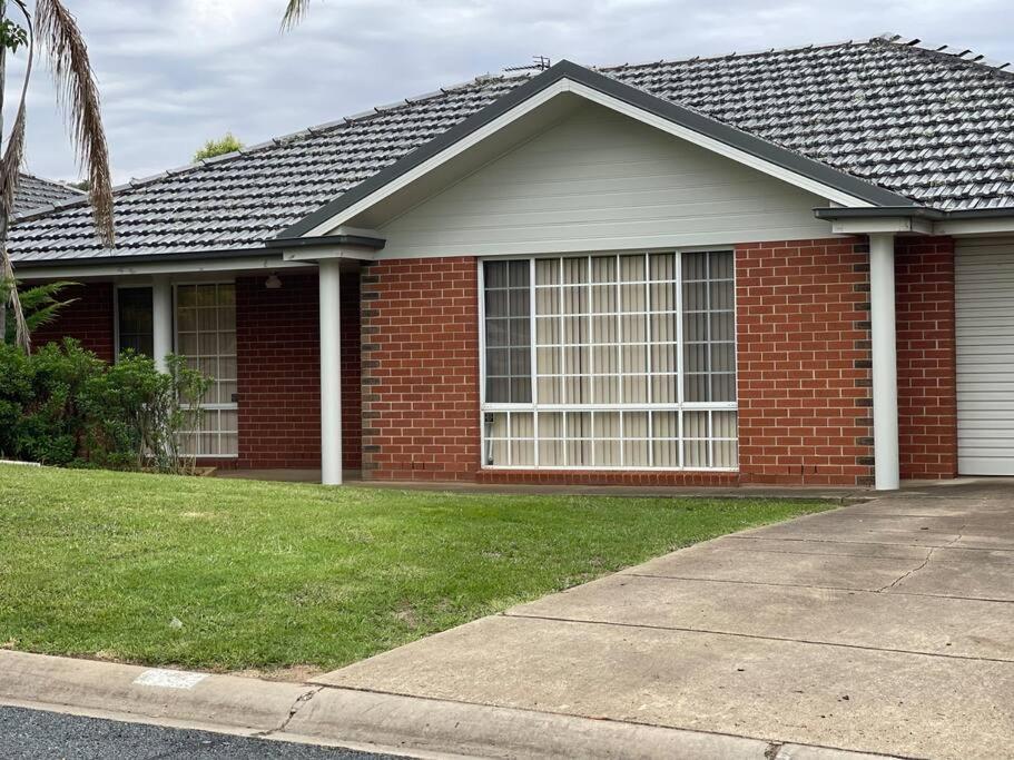 Suburban Bliss - Elegant Villa 2 Wagga Wagga Exterior photo