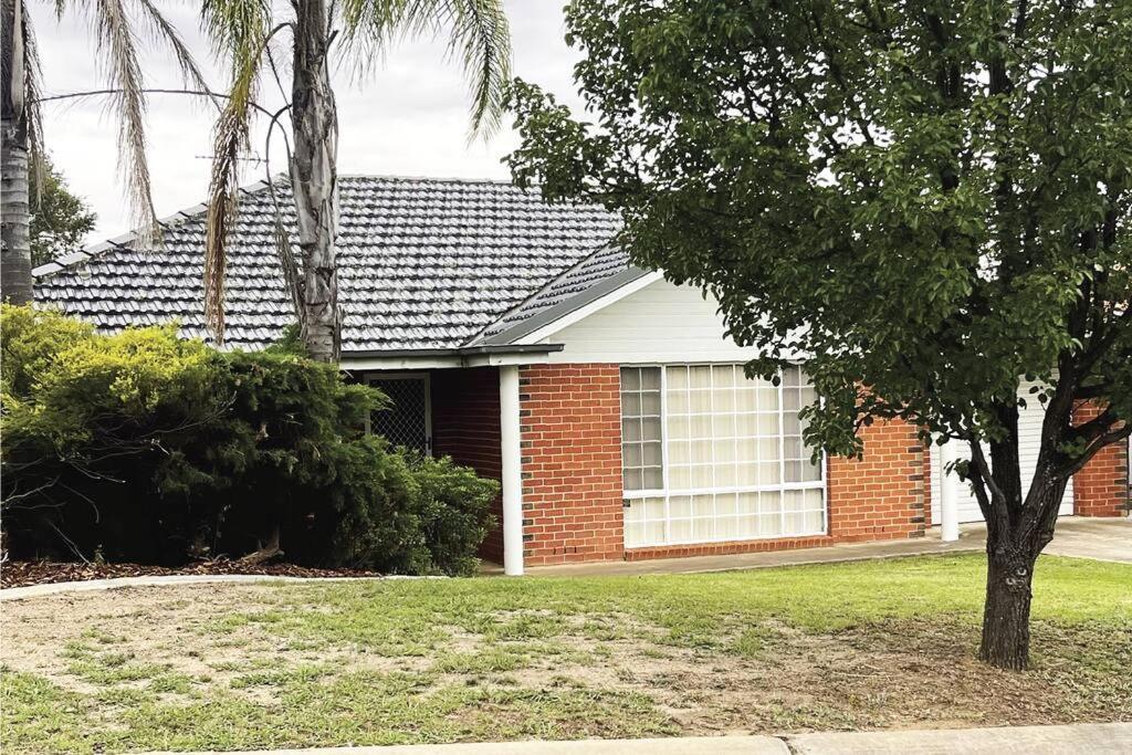 Suburban Bliss - Elegant Villa 2 Wagga Wagga Exterior photo